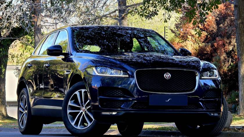 Jaguar F-Pace 2.0 D Prestige Diésel 4x4 2019, vista exterior delantera de tres cuartos